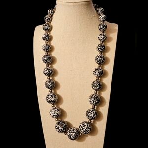 Vtg Black and White Beaded Necklace N1P132